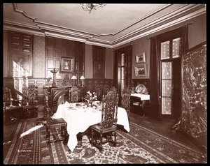 Sala de jantar na residência do Sr. Reginald de Koven, Nova York, 1896-98 (impressão de gelatina de prata)